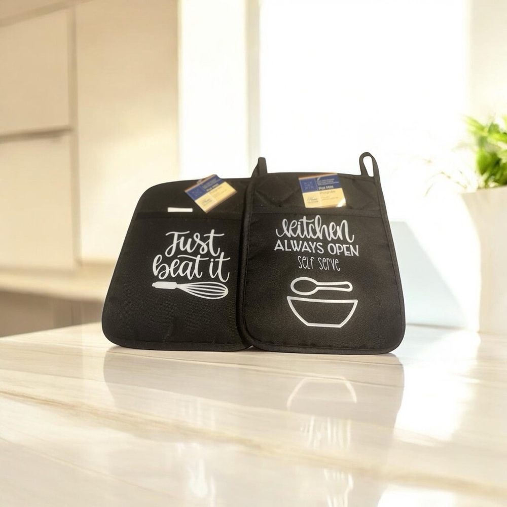 Home Collection Black & White Inspirational Pot Holders. Set of 2 with pockets